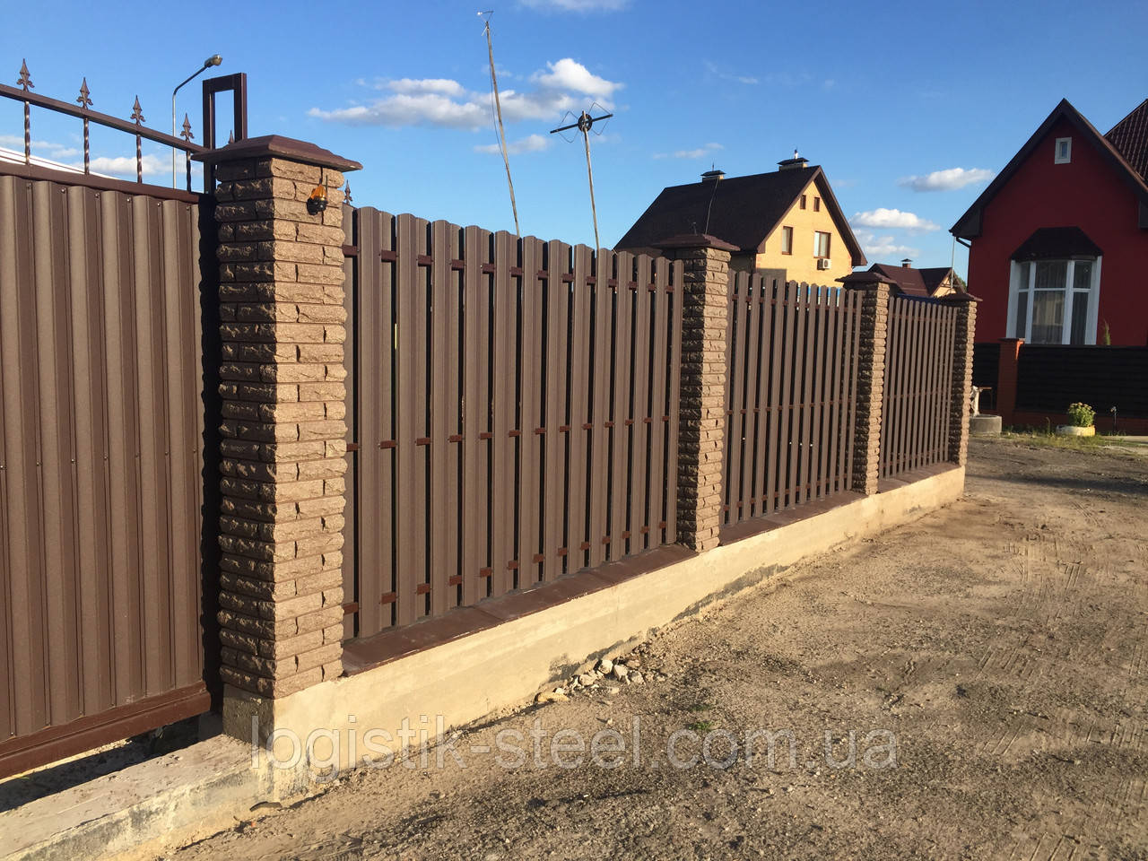 Паркан металевий Штахетник глянцевий двосторонній висота 1,5м RAL 8017 коричневий шоколад Евроштахетник