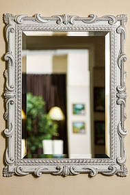 Зеркало в деревянной раме с резьбой 9