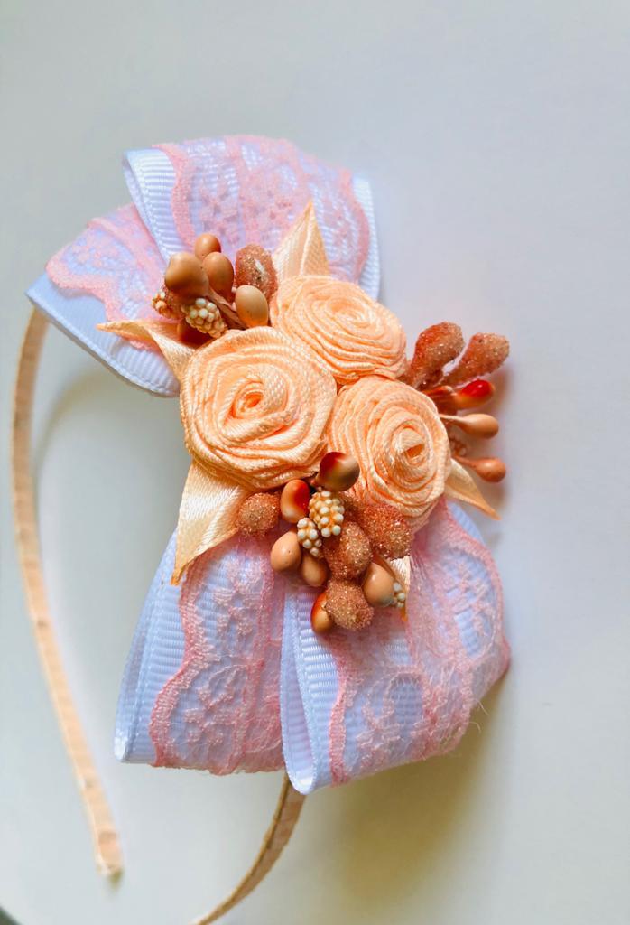 Обідок для волосся з трояндочками персикового кольору