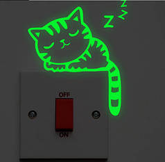 Вінілова наклейка на розетку, на вимикач наклейка в дитячу, "котик Z-z-z" світяться в темряві 12см*9см