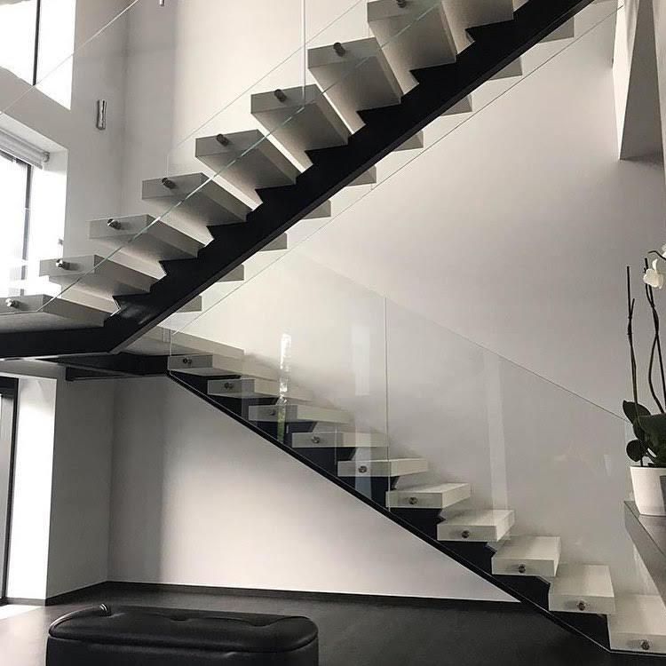 Скляні поручні та огорожі сходів на точкових кріпленнях (конекторах)