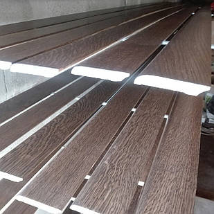 Плінтус дубовий фарбований в колір горіх