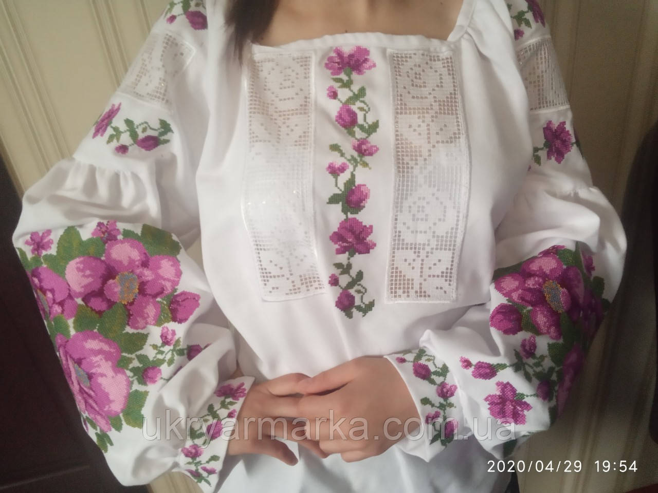 Вишита жіноча сорочка "Яскрава шипшина"
