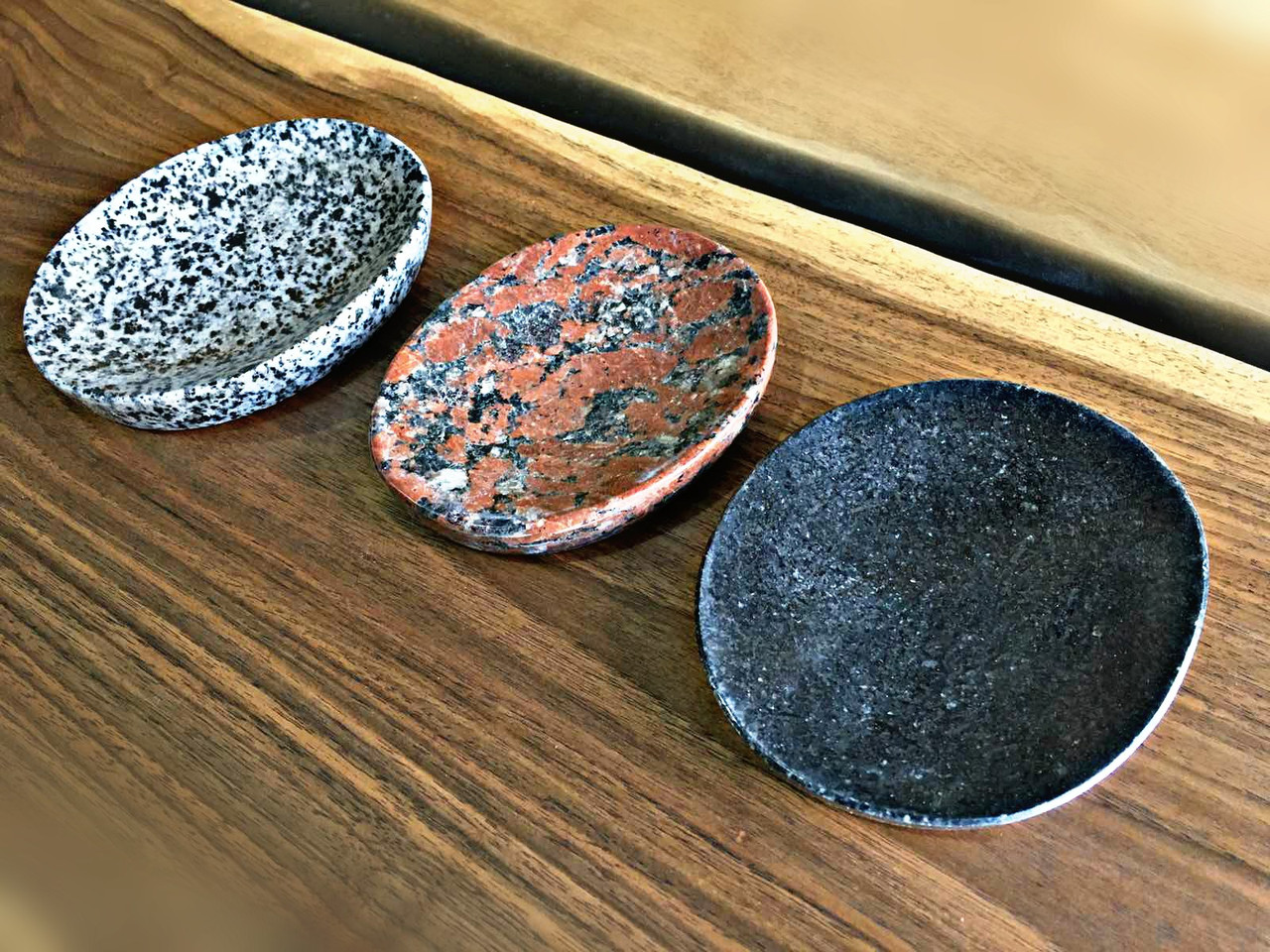 Мильниця з граніту