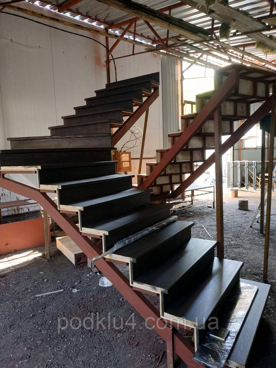 Драбини в котеджі на прямому косоурі