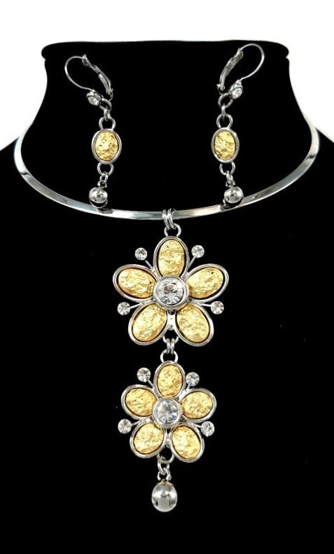 Набір Neoglory: кольє + сережки. Родій. Камені: циркон. Діаметр кольє: 13 см. Сережки: 5,5 см.