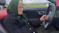 На Закарпатье 90-летняя бабуля устроила дрифт в поле на кабриолете (видео)