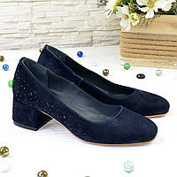 Туфли женские замшевые на невысоком каблуке, декорированы камнями, цвет синий