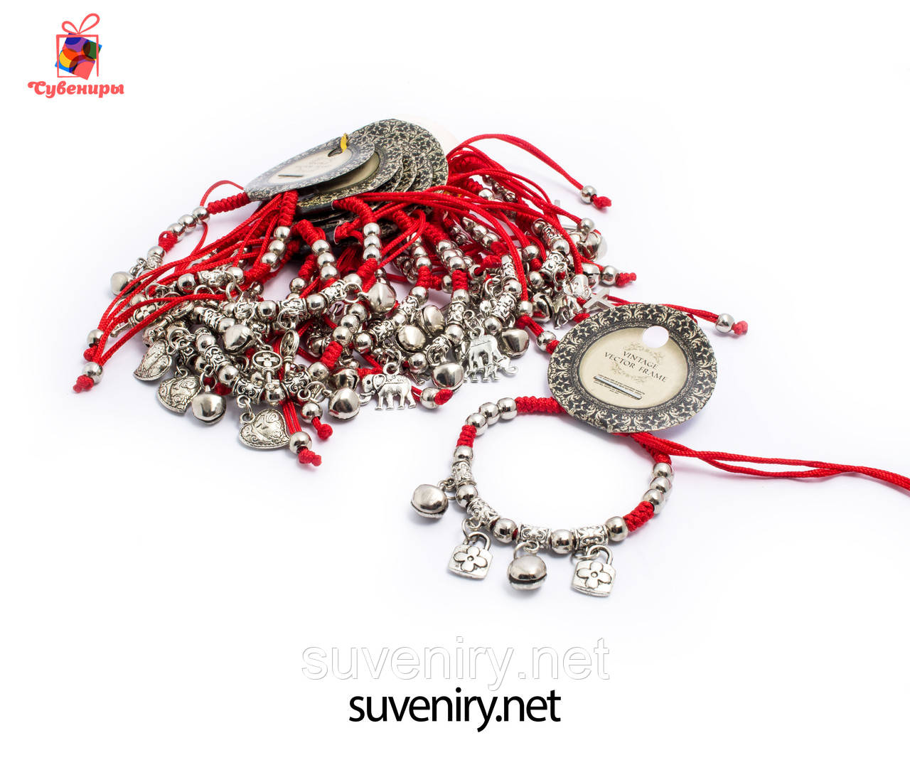 Сучасно-модний браслет червона нитка з різними кулонами