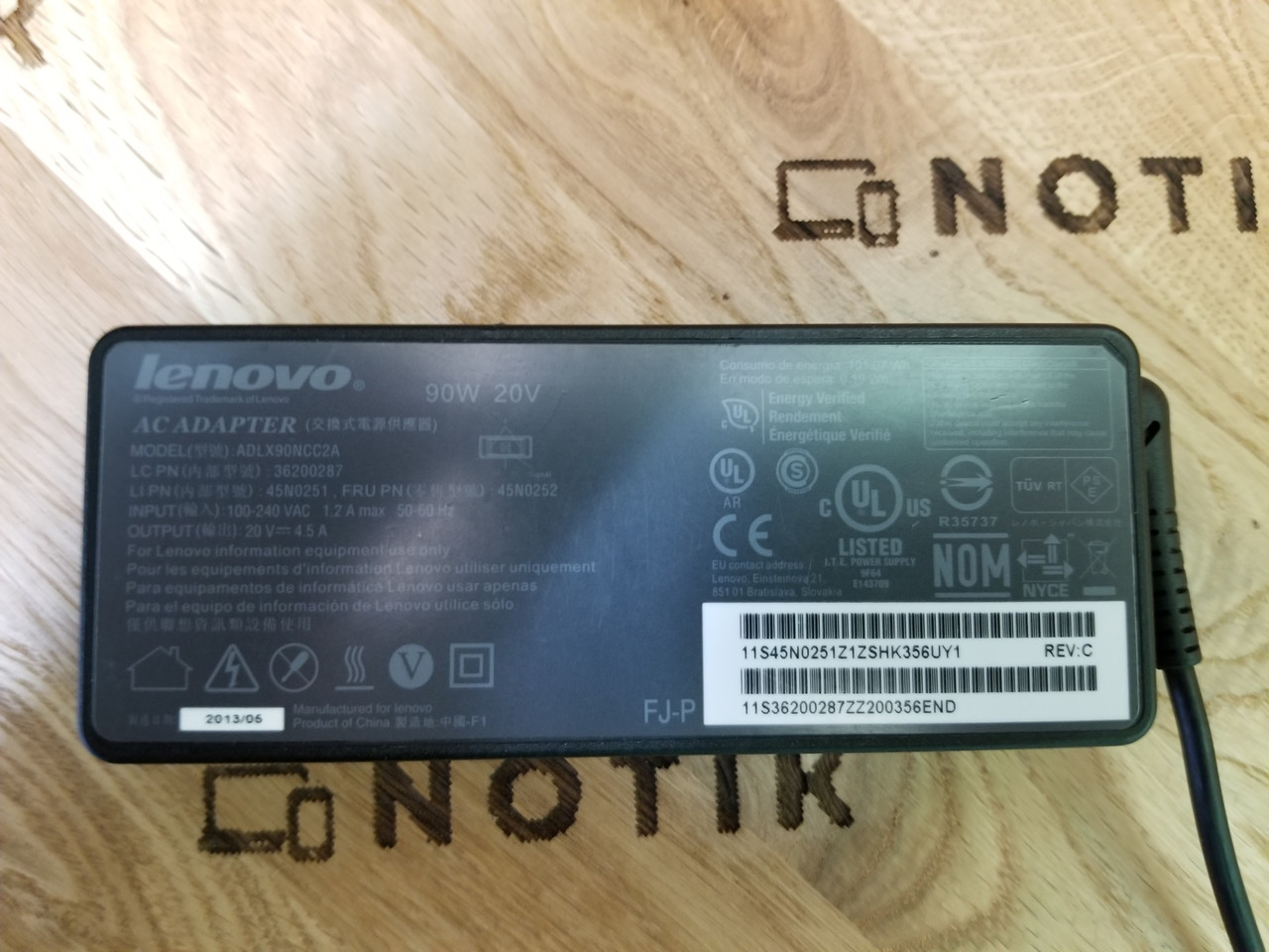 Блок живлення для ноутбука Lenovo 90 W 20 V 4.5 A (ADLX90NLC3A, ADLX90NCC2A) ОРИГИНАЛ