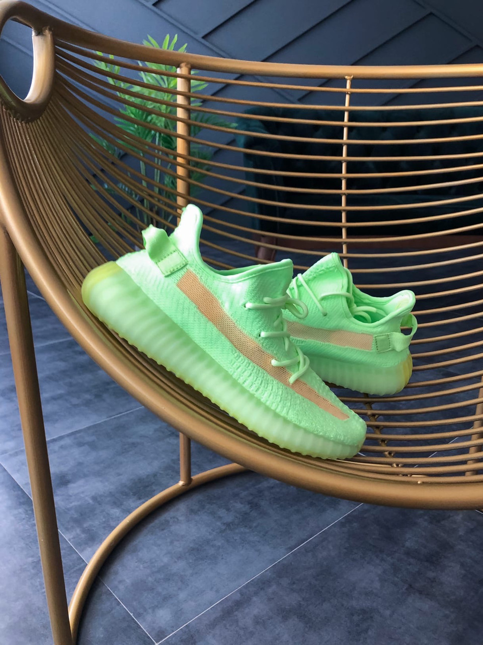 Жіночі кросівки Adidas Yeezy Boost 350 V2 Glow (Топ якість)