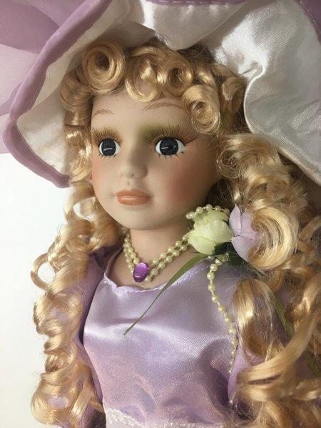 ДЕКОРАТИВНАЯ КУКЛА СУВЕНИРНАЯ, ФАРФОРОВАЯ, КОЛЛЕКЦИОННАЯ PORCELAIN DOLL " ГРЕЙ " 45 СМ (1303-09) - фото 7 - id-p1176522549