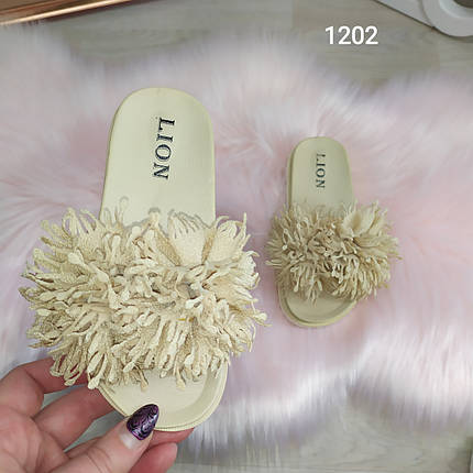 Модні дитячі тапочки для дівчинки з квітами бежеві, фото 2