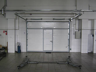 Вид секционных ворот в закрытов виде с стороны помещения