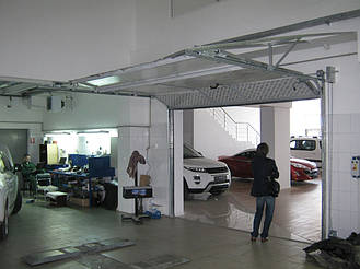 Вид секционных ворот в открытом виде с стороны помещения