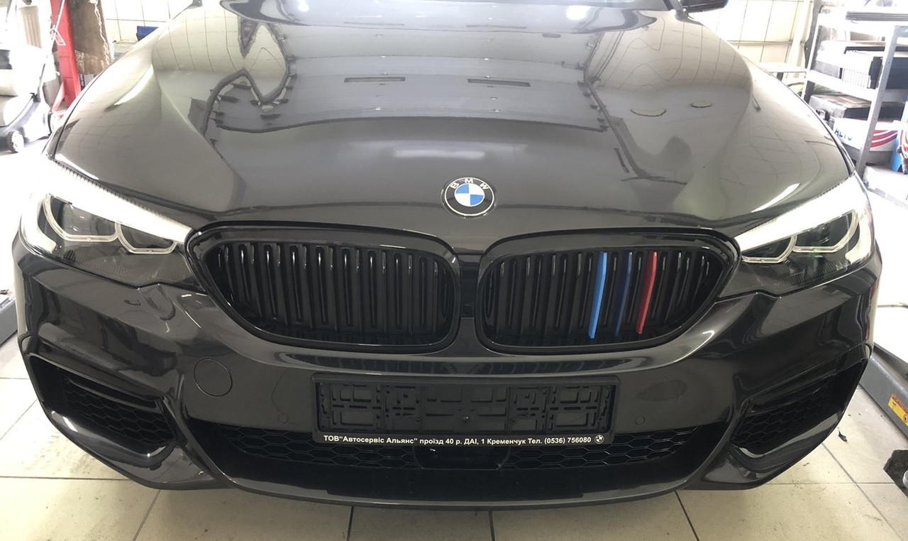 Решітки радіатора BMW G30 ніздрі стиль M Performance (чорний глянець + м смужки)