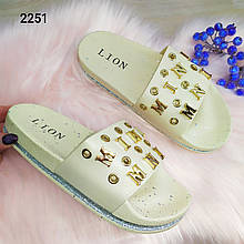 Стильні жіночі шльопанці з буквами різні кольори