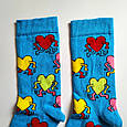 Модні яскраві шкарпетки з принтом Серце з ногами та руками, фото 2