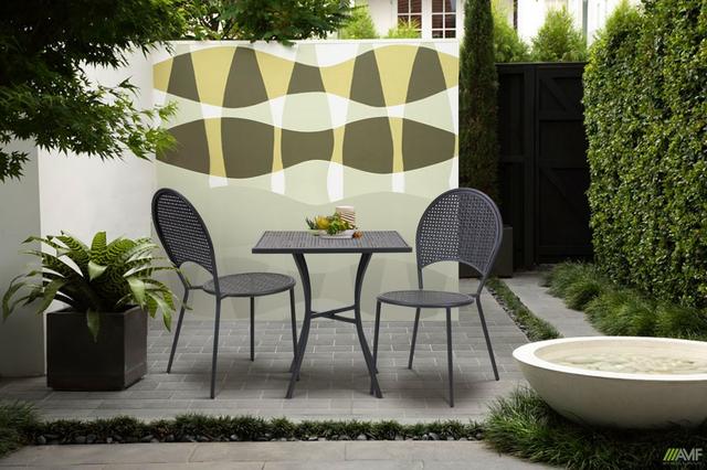 Стулья Анжу в интерьере сада