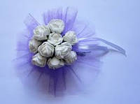 Бутоньерка свадебная браслет с цветами белая на руку гостям