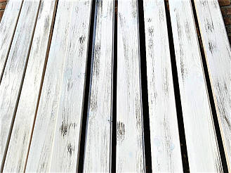 Брашированная имитация бруса с белой выкраской и патированием для отделки потолка 3