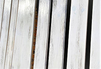 Брашированная имитация бруса с белой выкраской и патированием для отделки потолка 4