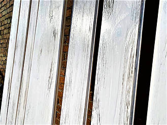 Брашированная имитация бруса с белой выкраской и патированием для отделки потолка 5