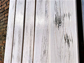 Брашированная имитация бруса с белой выкраской и патированием для отделки потолка 6