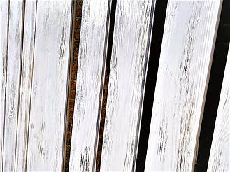 Брашированная имитация бруса с белой выкраской и патированием для отделки потолка 7