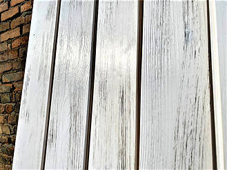Брашированная имитация бруса с белой выкраской и патированием для отделки потолка 8