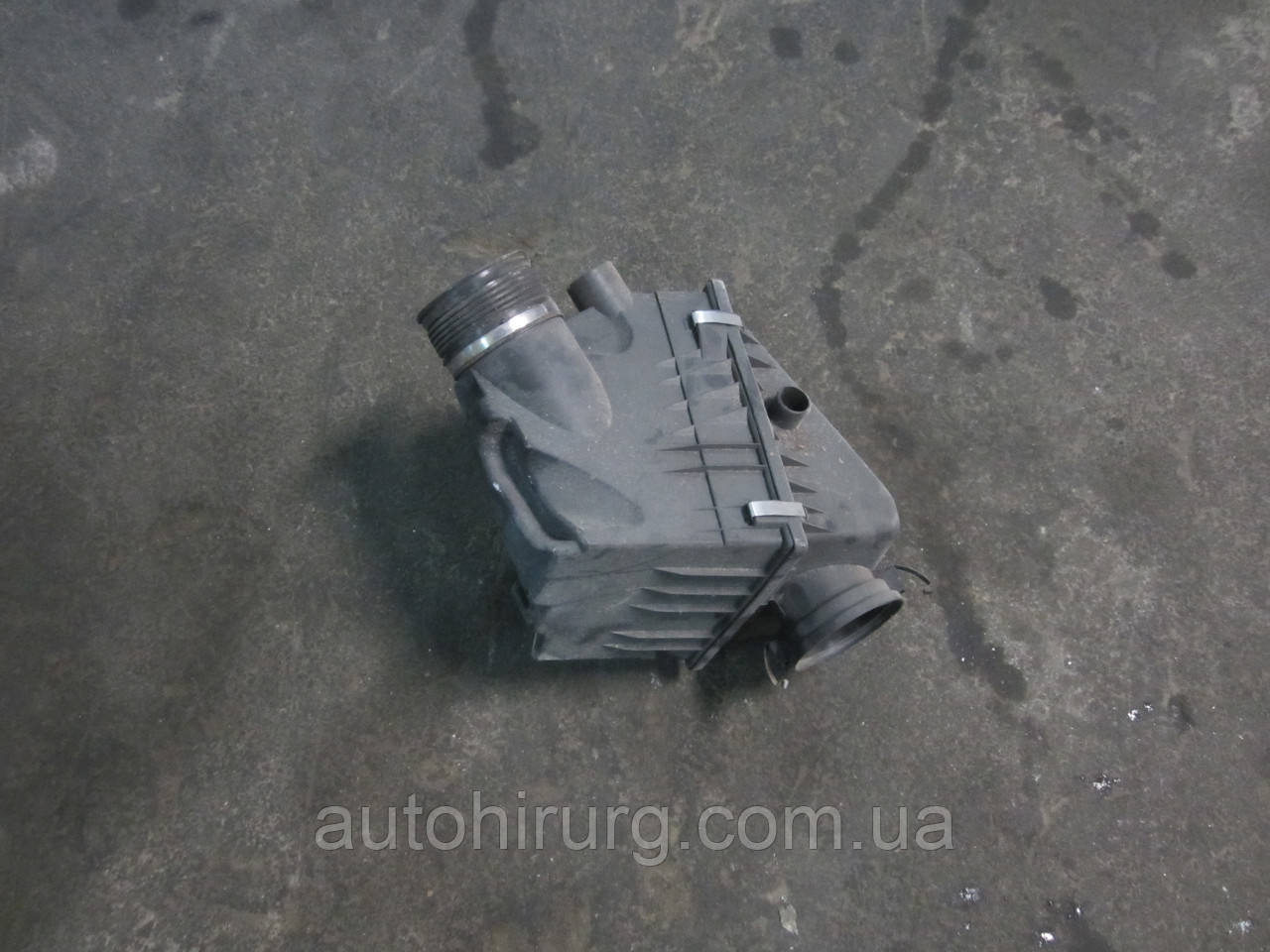 Корпус повітряного фільтра BMW E38 (1432823/ 1432825)