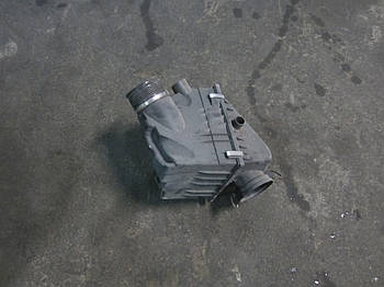 Корпус повітряного фільтра BMW E38 (1432823/ 1432825)