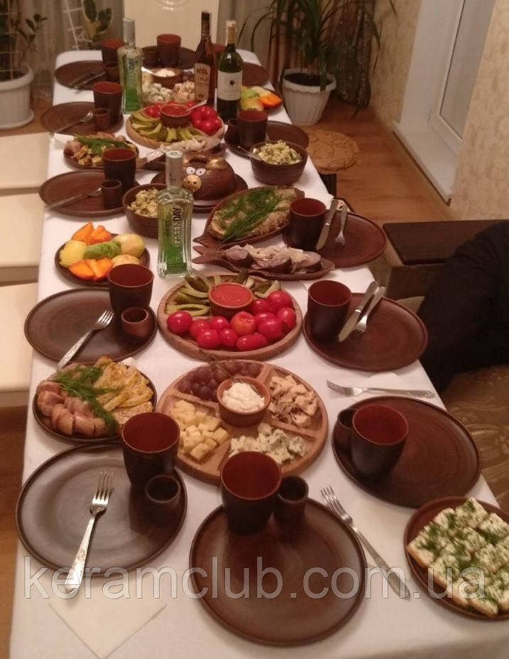 Набір посуду з червоної глини Керамклуб на 12 персон із дерев'яними менажницями