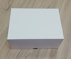 Коробочка для солодощів із білого картону 210*150*100