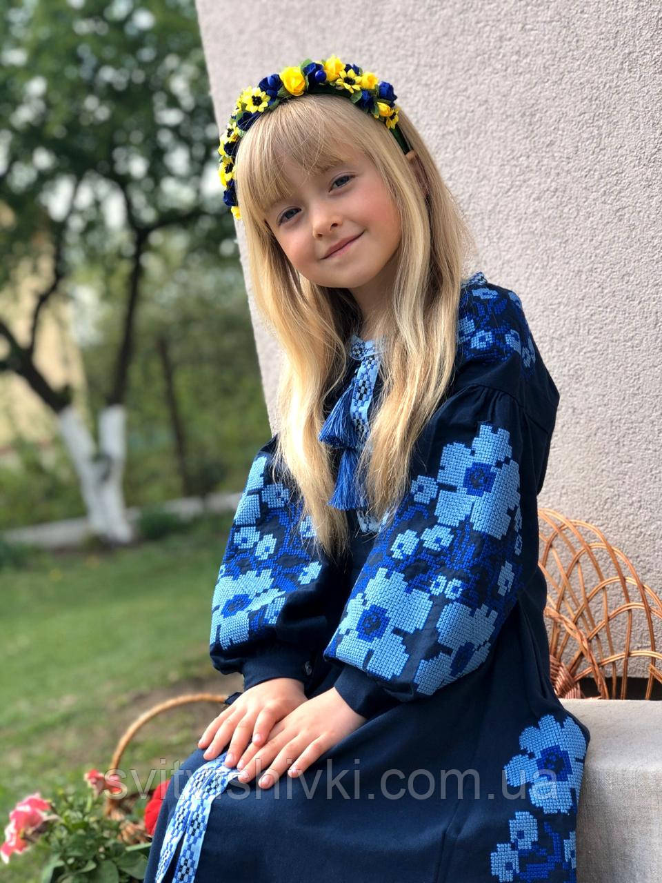 Вишита сукня для дівчинки темно синього кольору "Квіти Праги"
