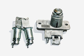 Замок багажника 1102 з личинками (2 квадратні ключі метал.) Україна.