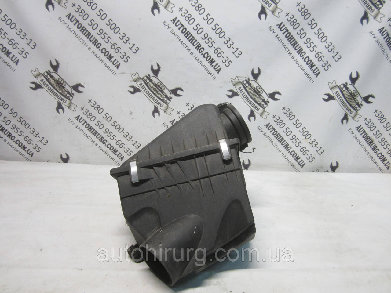 Корпус повітряного фільтра BMW E38 (1747816/ 1747824)