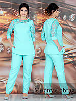 Ошатний гарний літній брючний костюм-двійка батал: блузка з мереживом + штани (р.48-62). Арт-2222/42