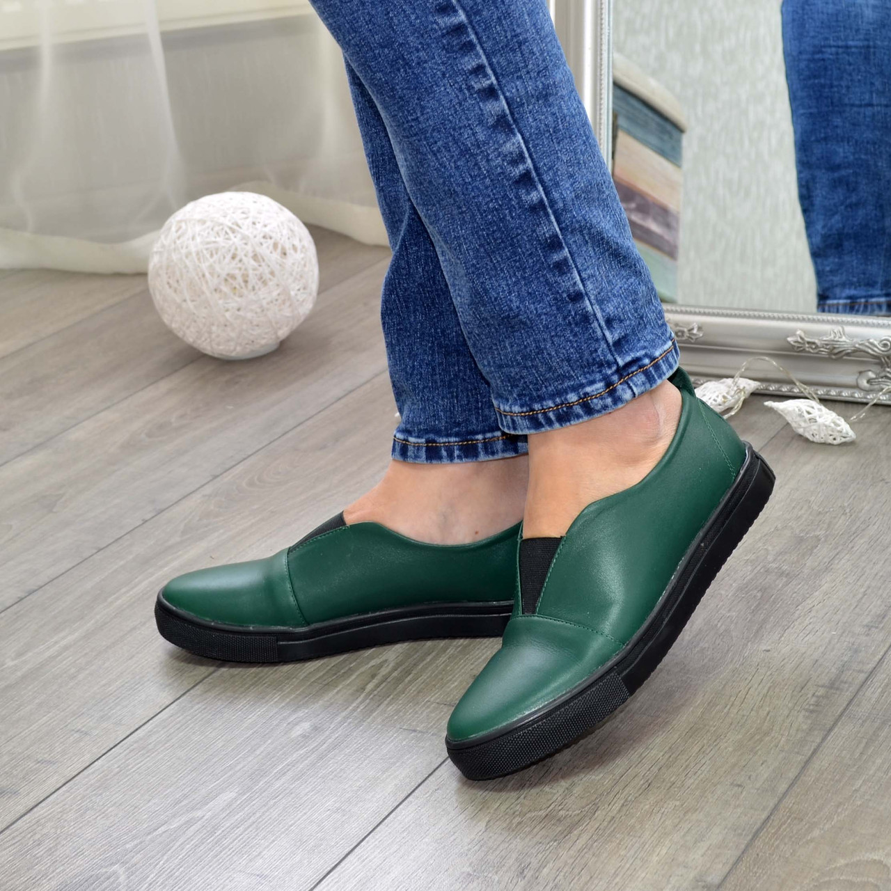 Жіночі шкіряні зелені мокасини на товстій чорній підошві, фото 1