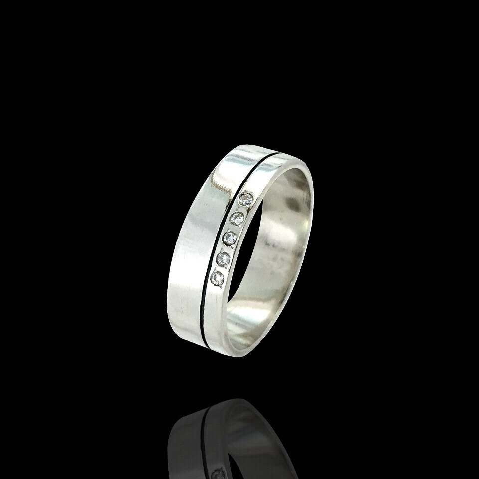 Срібне жіноче обручне кільце з камінцями