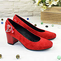 Женские замшевые туфли красного цвета на невысоком каблуке, декорированы ремешком