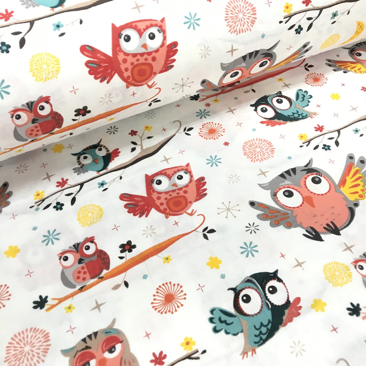 Тканина муслін Двошарова сови на гілочках різнобарвні в червоних тонах на білому (шир. 1,6 м) (MS-FR-0174), фото 1
