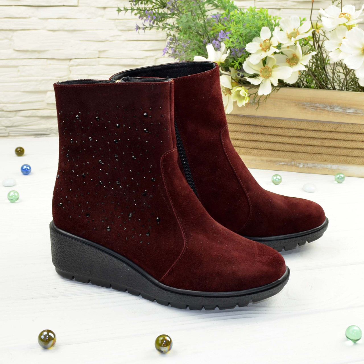 Черевики жіночі бордові замшеві на танкетці, декоровані накаткою каменів, фото 1