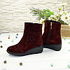 Черевики жіночі бордові замшеві на танкетці, декоровані накаткою каменів, фото 4