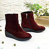 Черевики жіночі бордові замшеві на танкетці, декоровані накаткою каменів, фото 3
