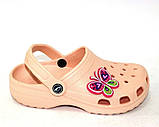 Крокси шльопанці для дівчинки з джибитсом Полуничка. Босоніжки пляжні. Гумові тапочки CROCS (малинові), фото 5