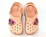 Крокси шльопанці для дівчинки з джибитсом Полуничка. Босоніжки пляжні. Гумові тапочки CROCS (малинові), фото 3