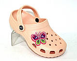 Крокси шльопанці для дівчинки з джибитсом Полуничка. Босоніжки пляжні. Гумові тапочки CROCS (малинові), фото 2