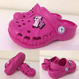 Крокси шльопанці для дівчинки. Босоніжки сандалети пляжні. Гумові тапочки сабо CROCS (малинові), фото 3