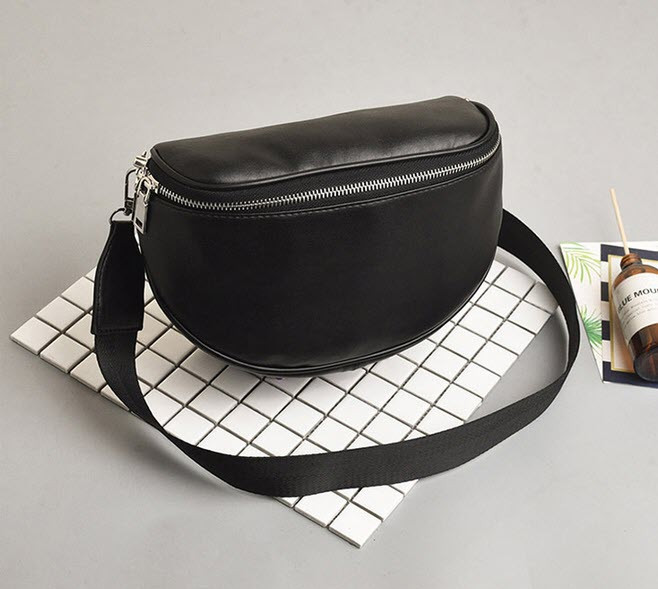 Стильна чорна сумка на ремінці оригиального дизайну